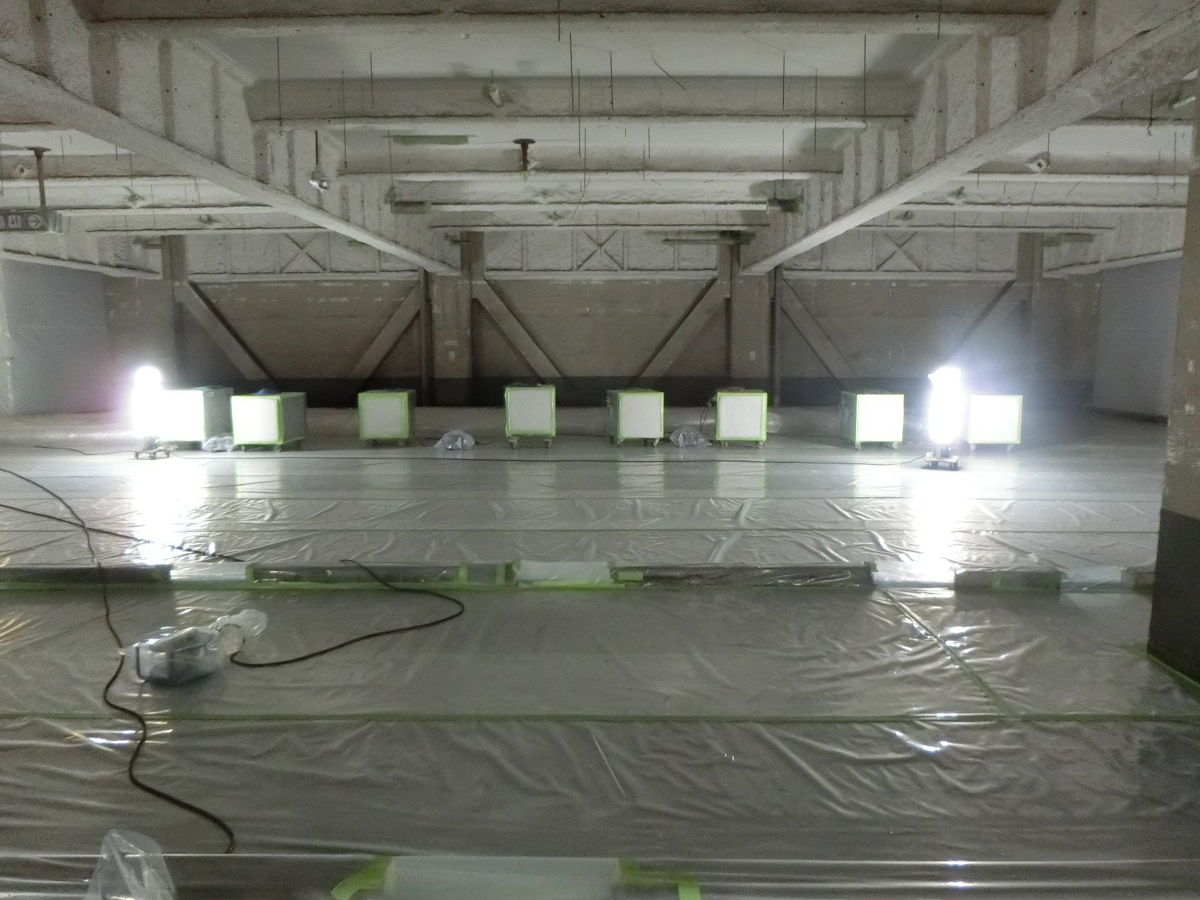 水産立体駐車場天井梁の吹付けアスベスト