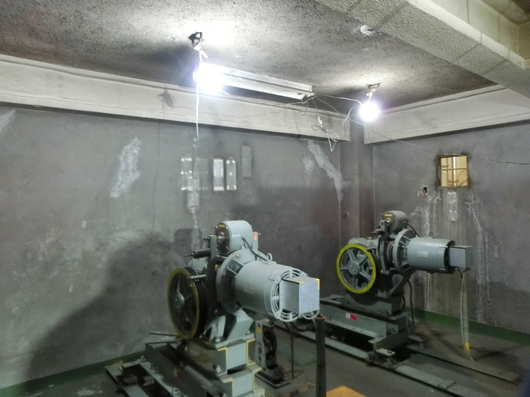 エレベーター機械室の吹付けアスベスト