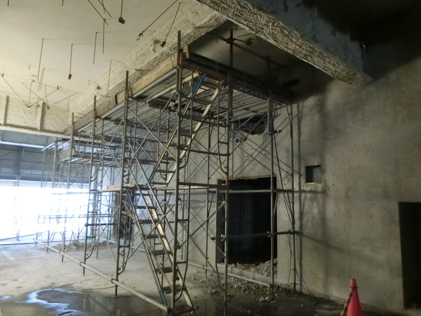 機械室天井の上の壁を開け、吹付けアスベストを発見