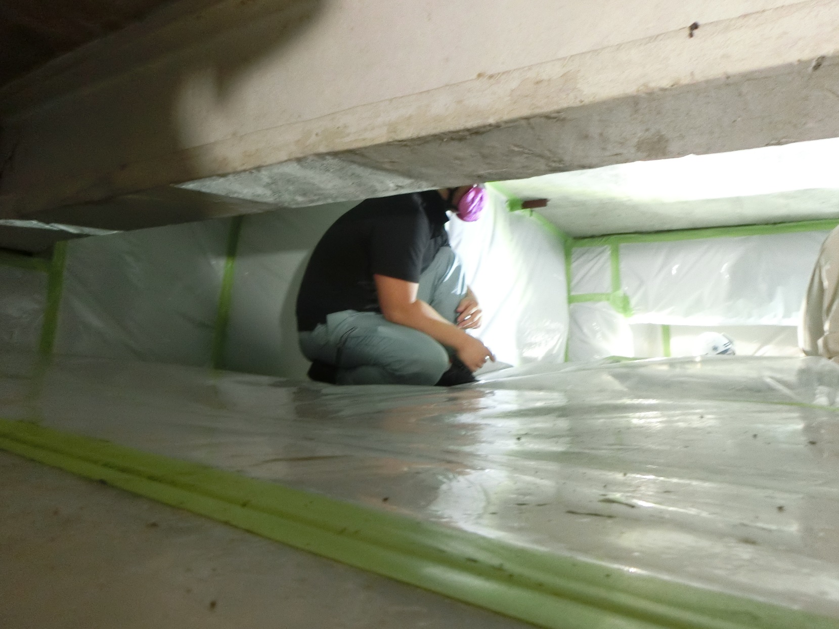 機械室天井の奥の狭い空間の吹付けアスベスト