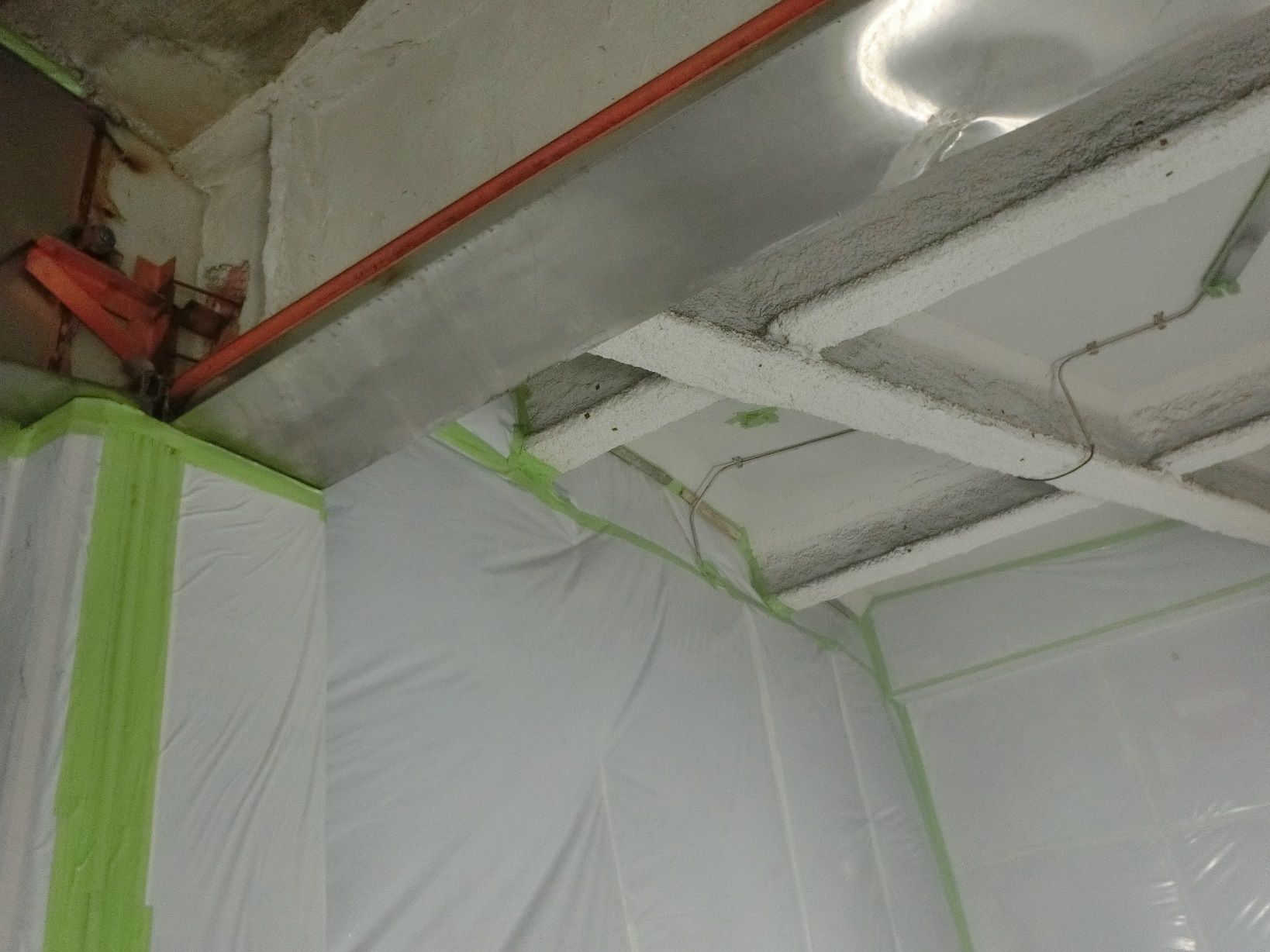 養生の吹付け天井との接地面